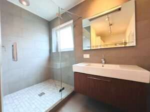 Badezimmer mit grosser Dusche