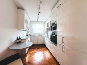 Küche mit Einbauküche und Geräten