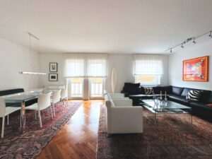 Blick ins Wohnzimmer mit Ausgang zum Balkon