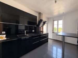 Küche mit Einbaugeräten