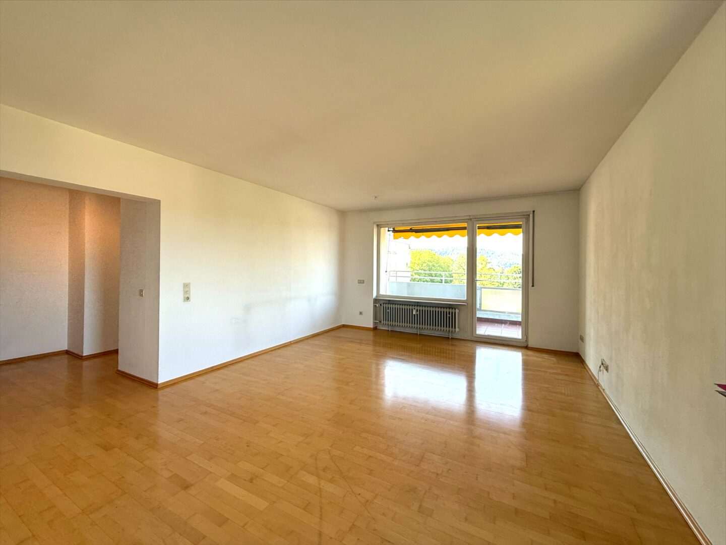 Wohnzimmer mit Blick in der Flurbereich