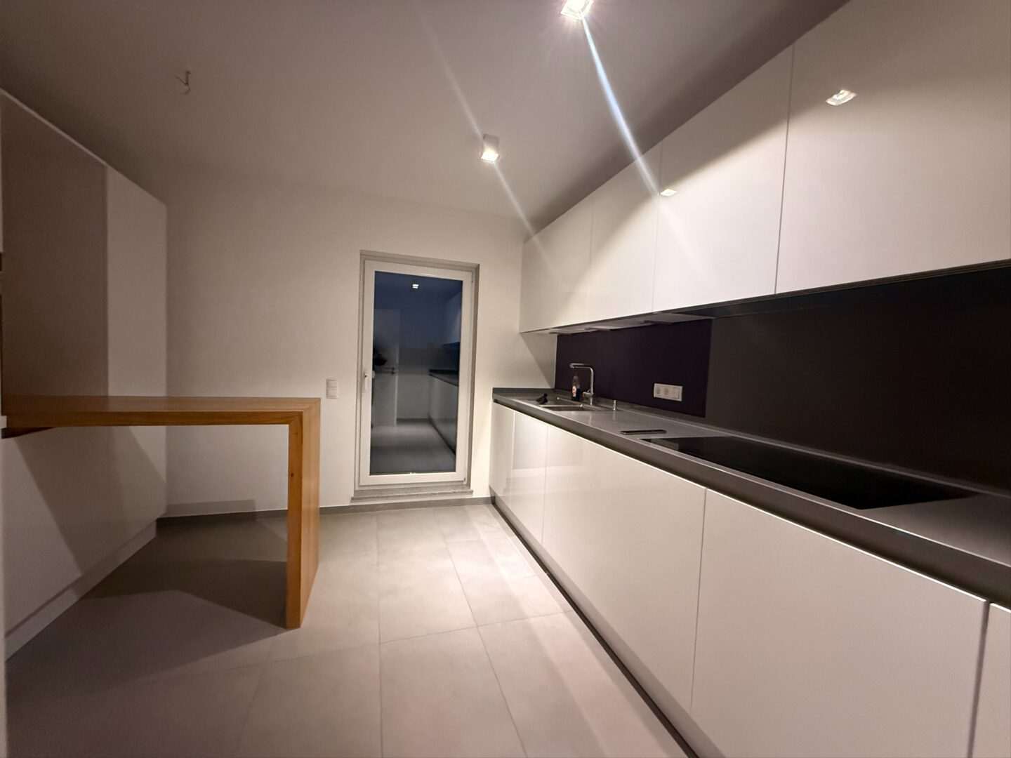 Küche mit Einbauküche