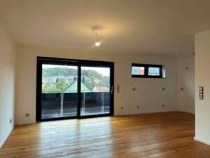 Esszimmer mit Blick auf den Balkon