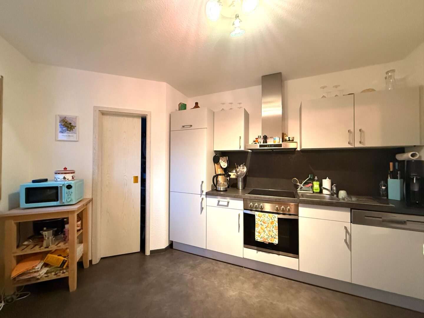 Küche mit Abstellraum