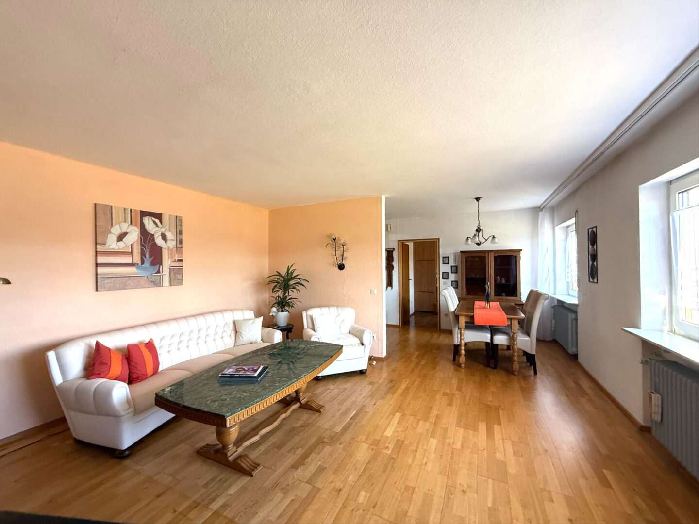Wohnzimmer mit Blick zum Esszimmer