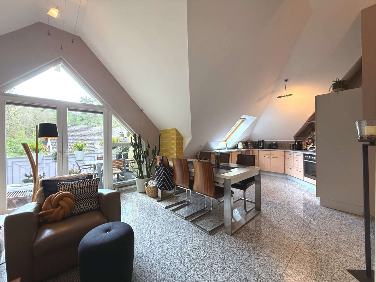 Esszimmer mit Küche