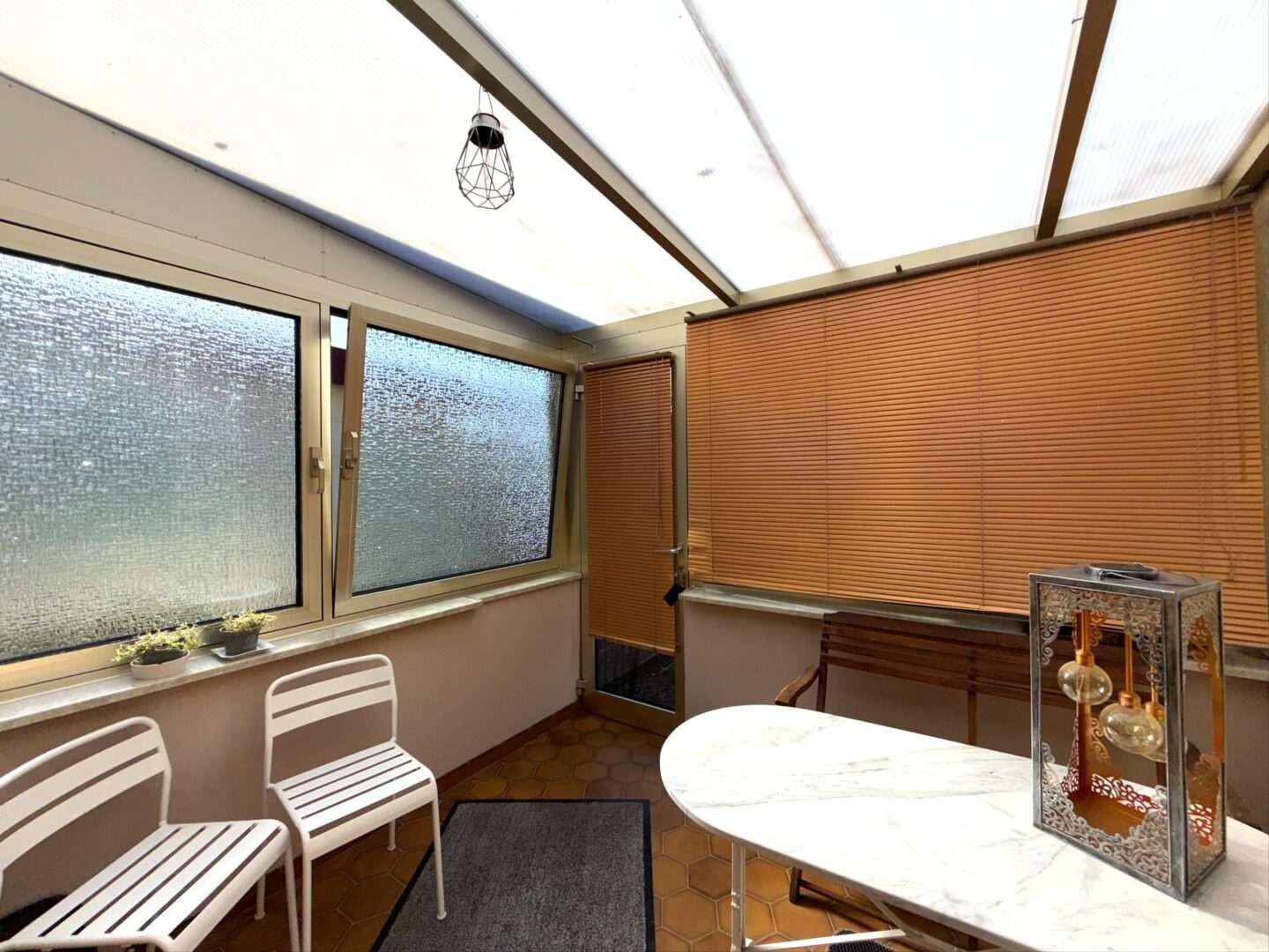überdachter Balkon